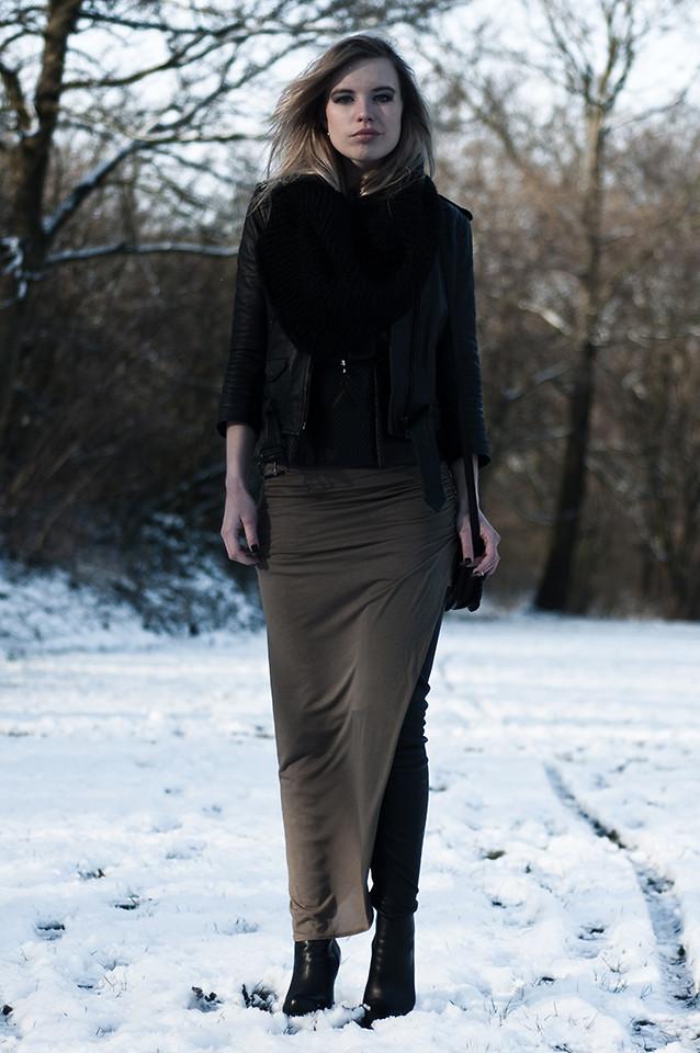 过膝长靴配高开衩裙 明星都在这样搭!