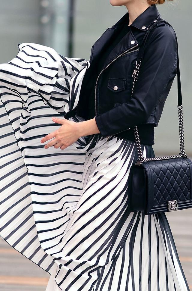 皮夹克配裙子 时尚达人们这么穿都美翻了