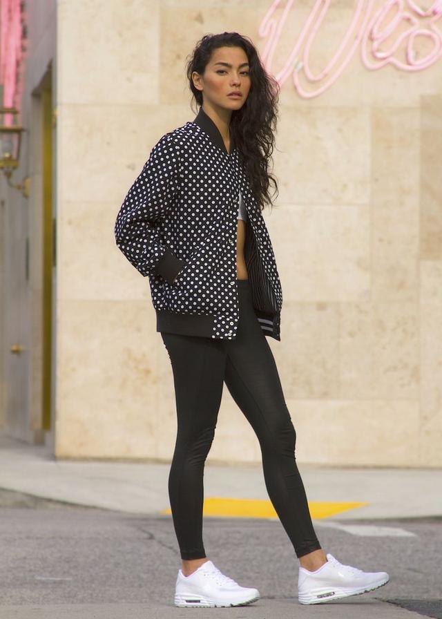 爱穿Leggings的金小妹搭配了飞行员夹克