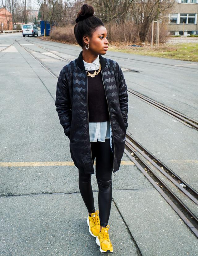 爱穿Leggings的金小妹搭配了飞行员夹克