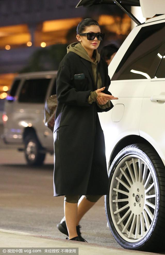 能不能好好的穿一件军绿大衣？