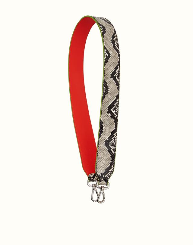 能不能好好的穿一件军绿大衣？