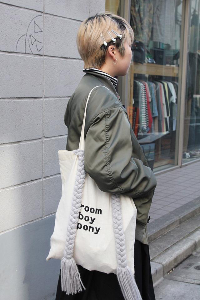 会穿飞行员夹克的女人真的帅呆了