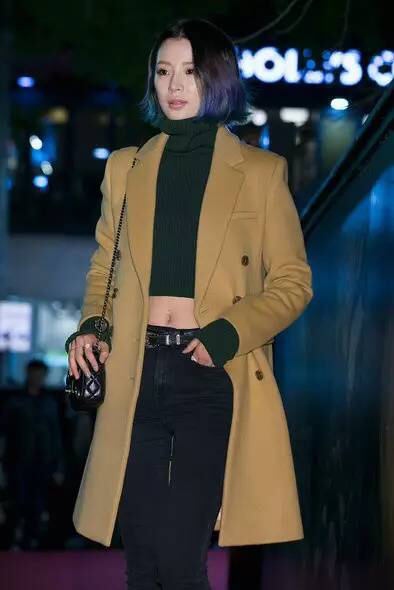 大衣要配高领毛衣