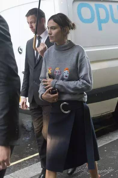 大衣要配高领毛衣