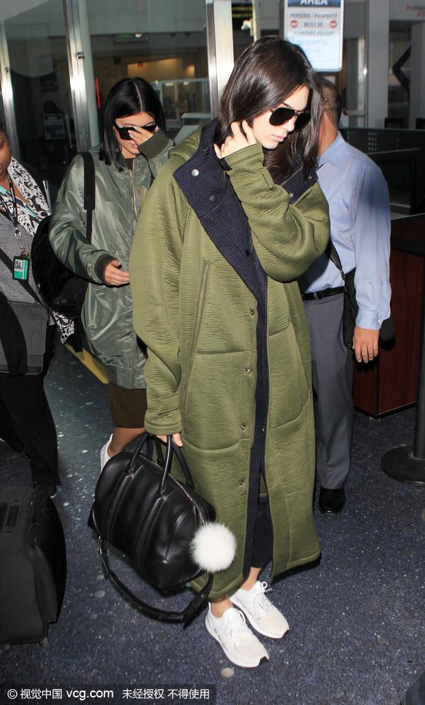 能不能好好的穿一件军绿大衣？