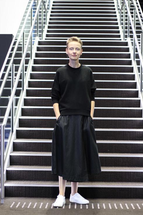 这件涂漆裙配毛衣美翻了