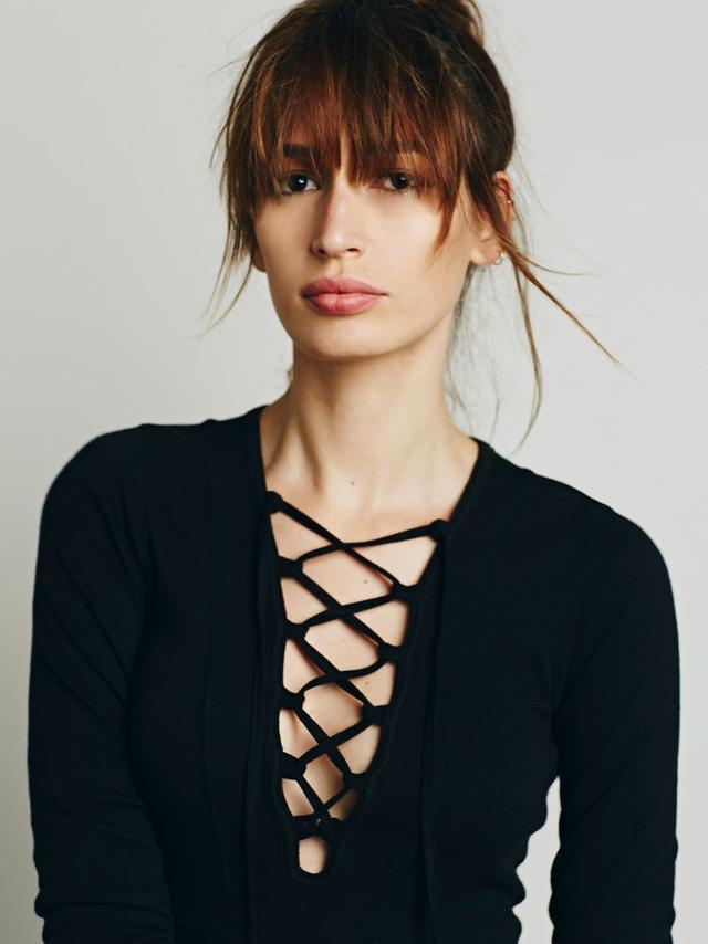 V领算什么 绑带毛衣才时髦