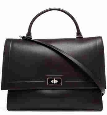 她们机场都是这么凹造型滴！