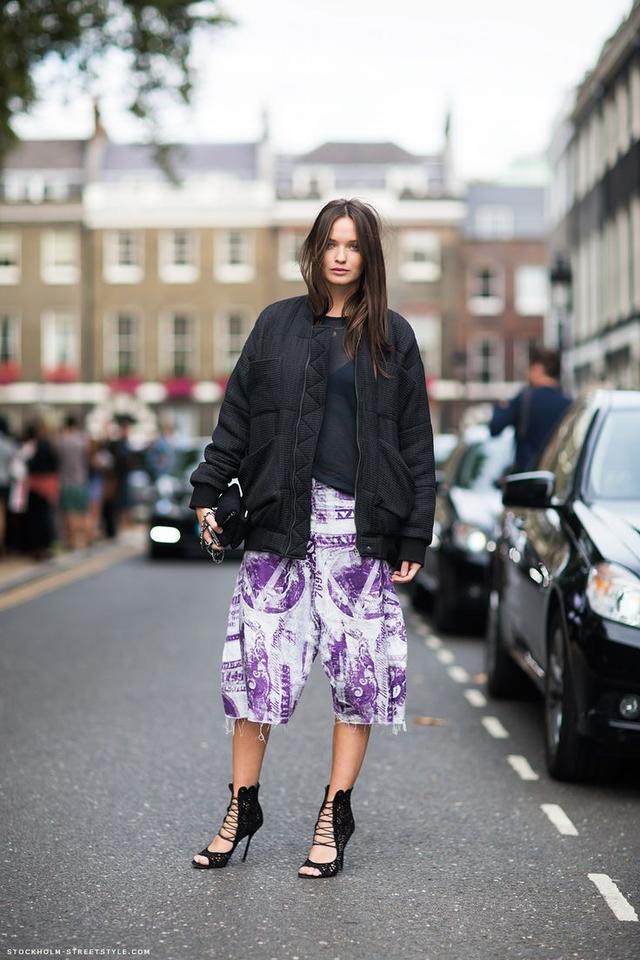 爱穿Leggings的金小妹搭配了飞行员夹克