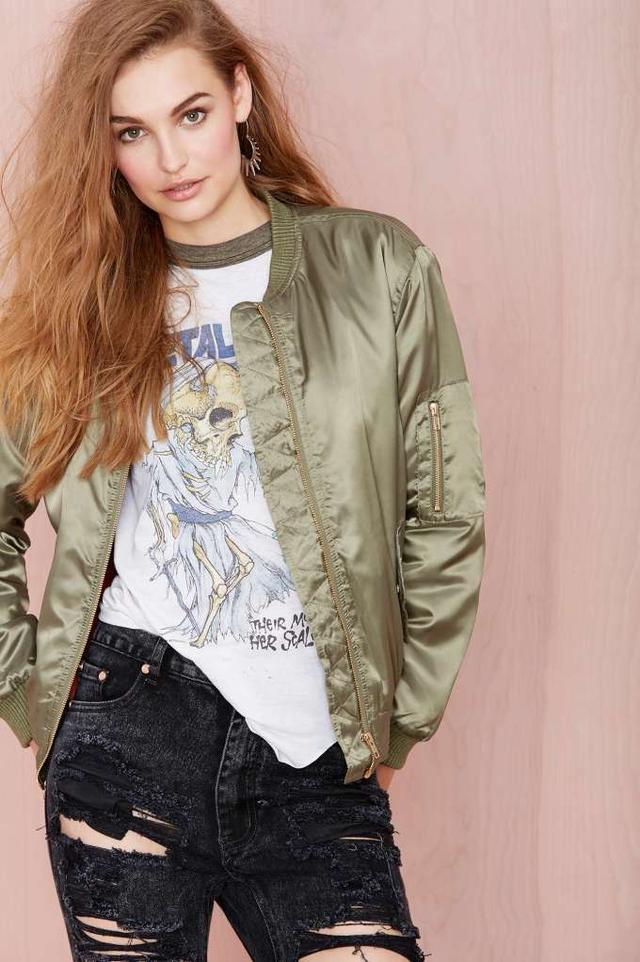 会穿飞行员夹克的女人真的帅呆了