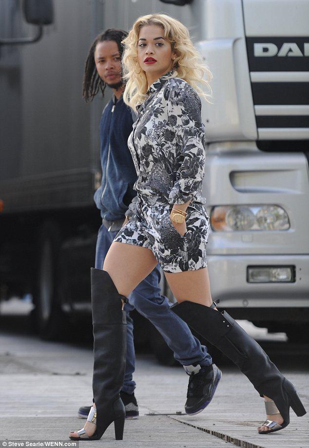 今天穿什么：过膝长靴显瘦不是一点点