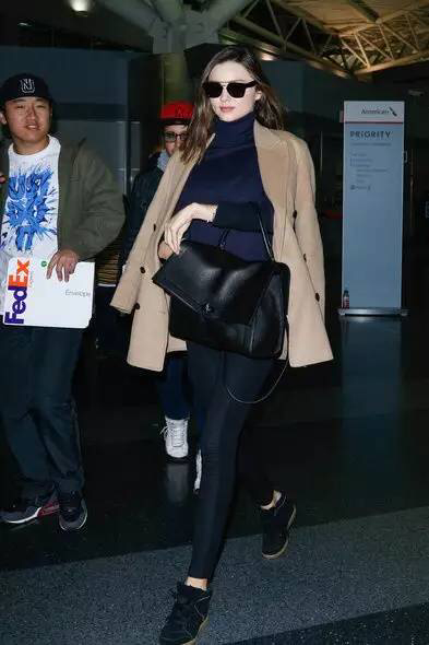 大衣要配高领毛衣