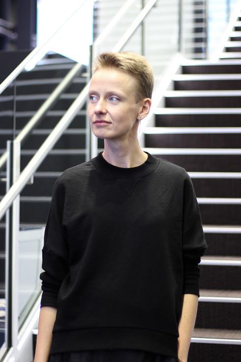 这件涂漆裙配毛衣美翻了