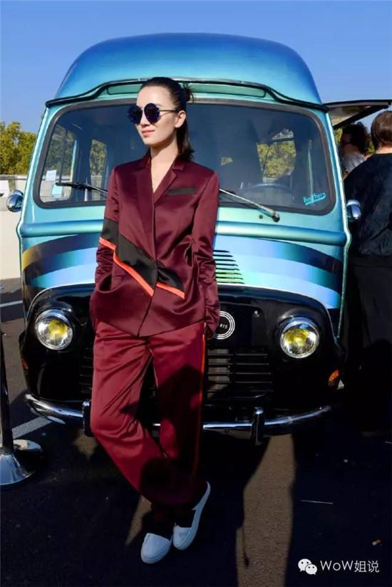 街拍女神宋佳 用短夹克和牛仔裤玩转私服