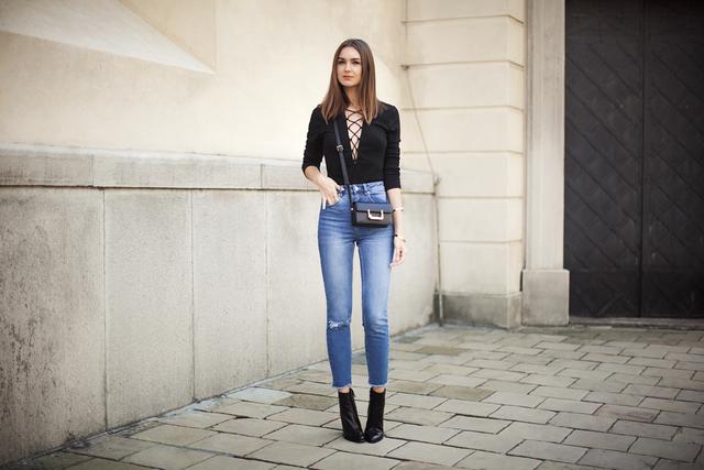 V领算什么 绑带毛衣才时髦