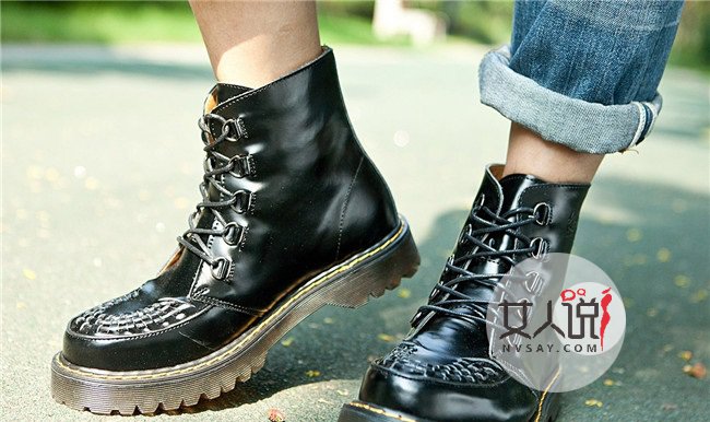马丁靴搭配 尝试新鲜混搭风别有趣味