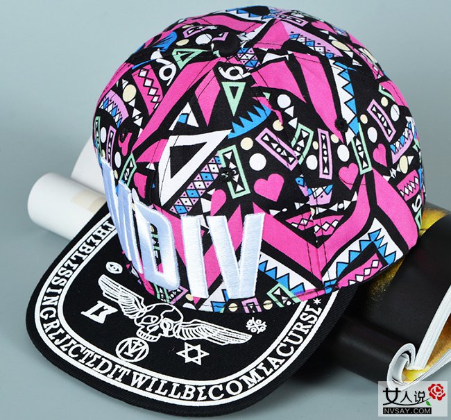 嘻哈平沿帽  一款平凡的嘻哈平沿帽也能让你戴帽子时尚感来