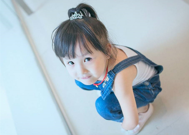 小女孩发型绑扎方法 五种小女孩甜美发型绑扎妈咪必学