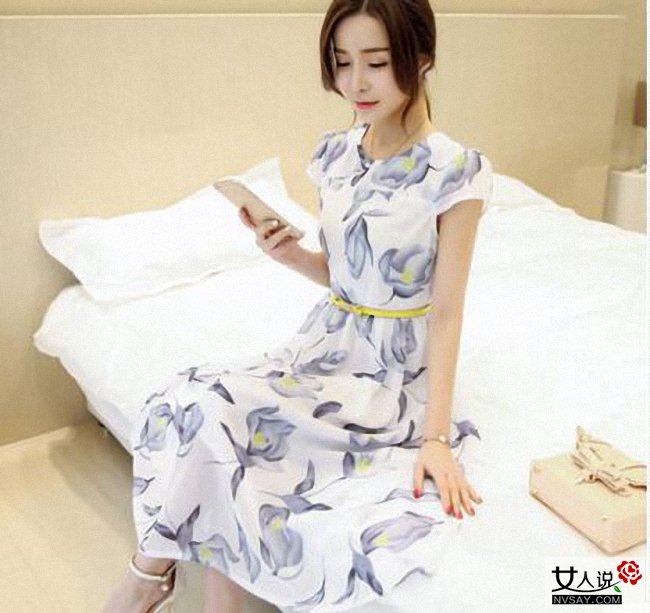 碎花连衣裙怎么搭配 巧用小饰物让你秒变文艺女神范