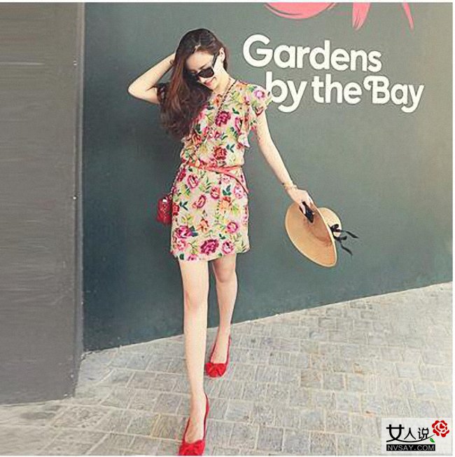 碎花连衣裙怎么搭配 巧用小饰物让你秒变文艺女神范