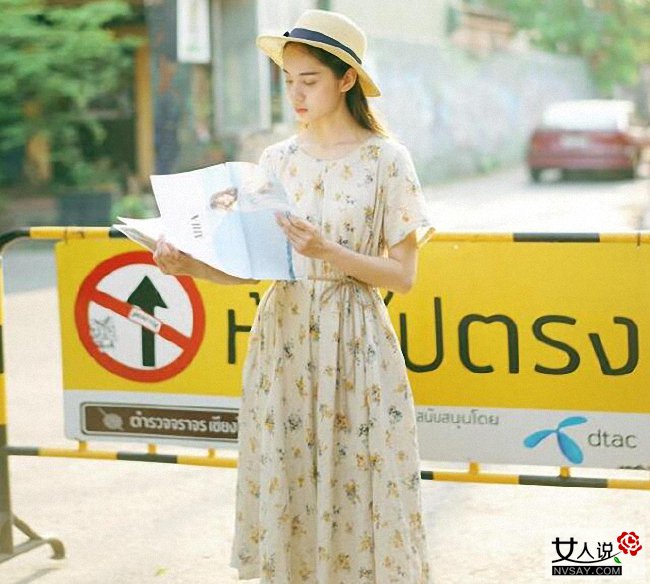 碎花连衣裙怎么搭配 巧用小饰物让你秒变文艺女神范