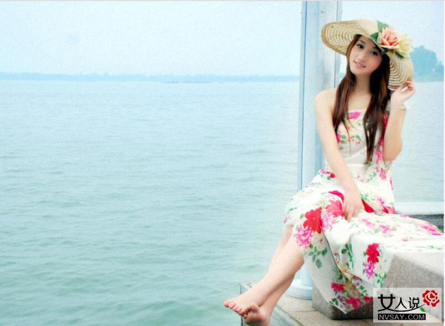 碎花连衣裙怎么搭配 巧用小饰物让你秒变文艺女神范