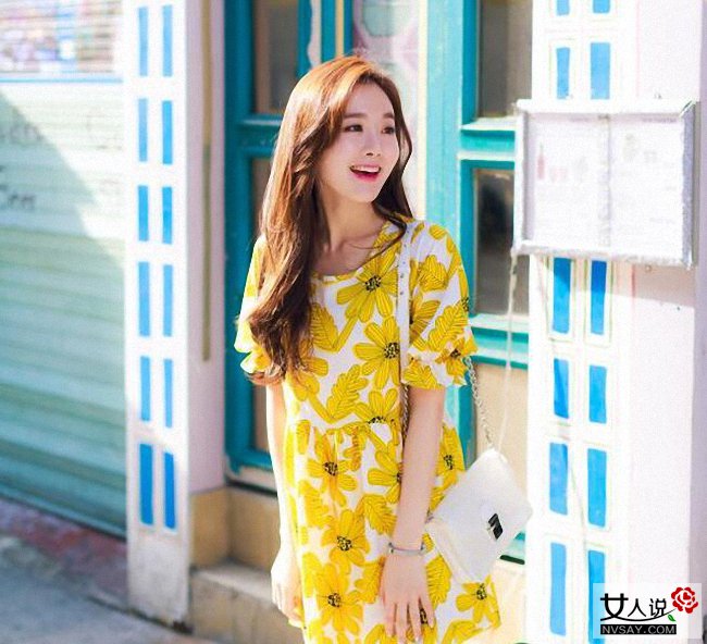 碎花连衣裙怎么搭配 巧用小饰物让你秒变文艺女神范