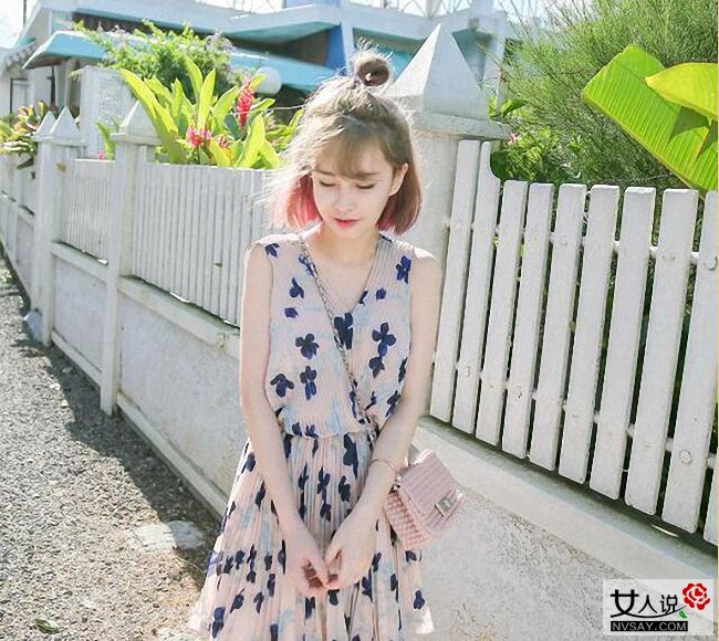 碎花连衣裙怎么搭配 巧用小饰物让你秒变文艺女神范