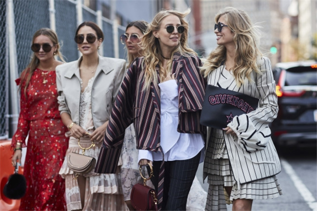 2017秋季服装流行街拍 紧跟时尚精儿脚步玩坏秀场潮流