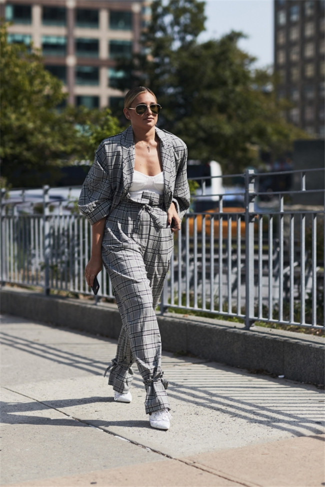 2017秋季服装流行街拍 紧跟时尚精儿脚步玩坏秀场潮流