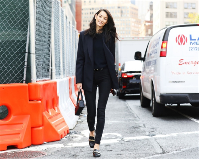 2017秋季服装流行街拍 紧跟时尚精儿脚步玩坏秀场潮流