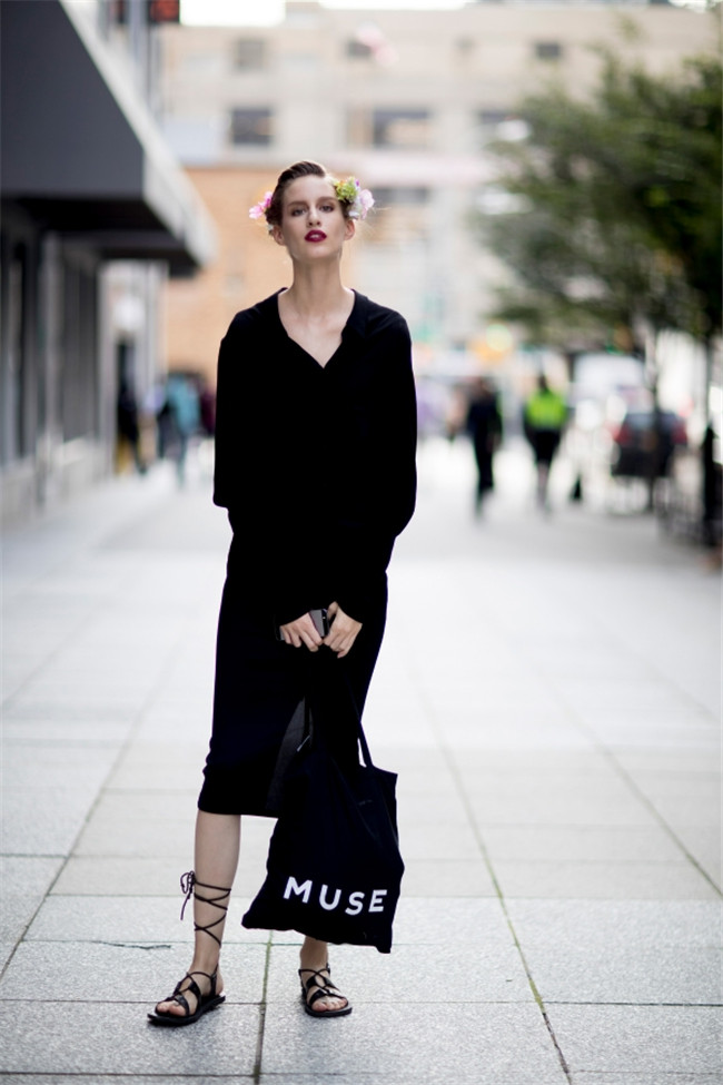 2017秋季服装流行街拍 紧跟时尚精儿脚步玩坏秀场潮流