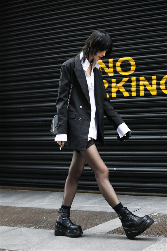 2017秋季服装流行街拍 紧跟时尚精儿脚步玩坏秀场潮流