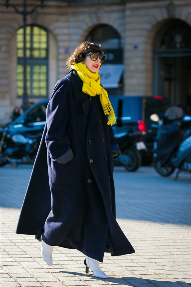 深蓝色大衣配什么颜色围巾 实用又好看简直有型到爆炸