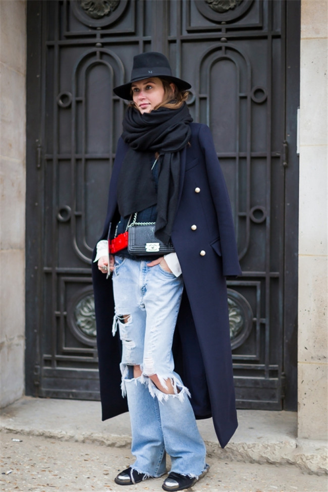 深蓝色大衣配什么颜色围巾 实用又好看简直有型到爆炸