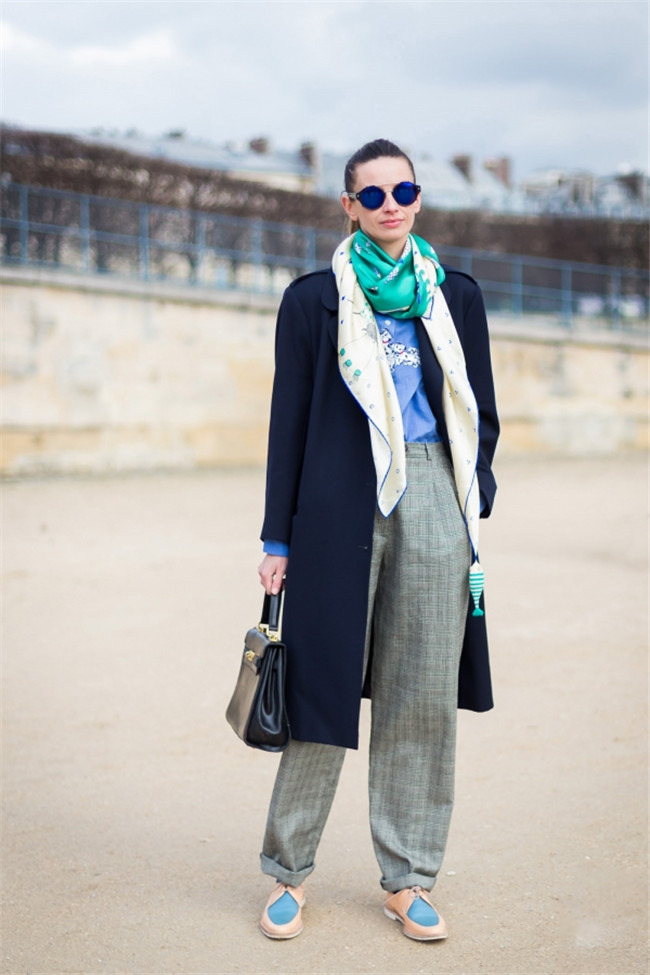 深蓝色大衣配什么颜色围巾 实用又好看简直有型到爆炸
