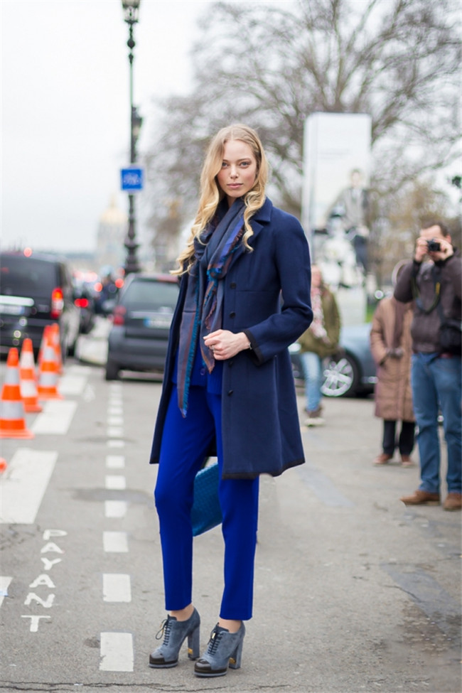 深蓝色大衣配什么颜色围巾 实用又好看简直有型到爆炸