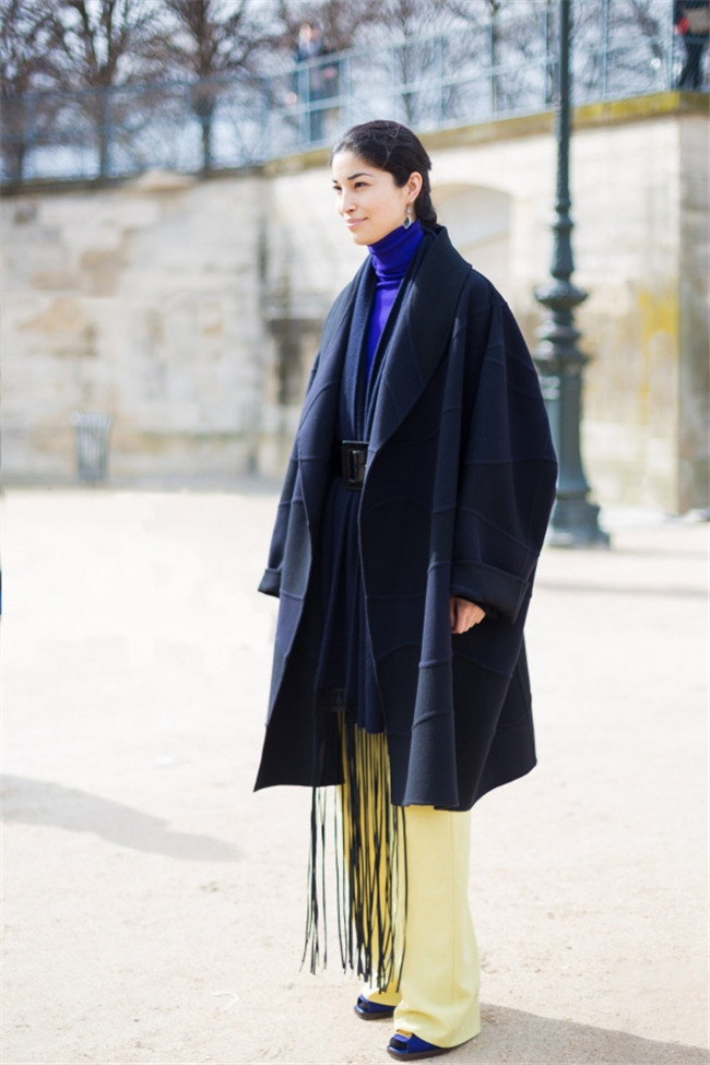 深蓝色大衣配什么颜色围巾 实用又好看简直有型到爆炸