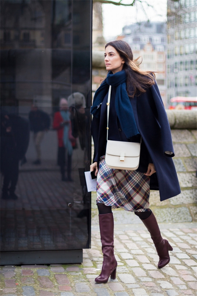 深蓝色大衣配什么颜色围巾 实用又好看简直有型到爆炸