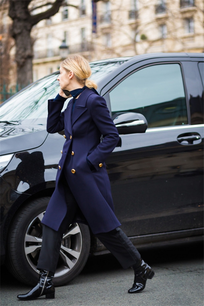 深蓝色大衣配什么颜色围巾 实用又好看简直有型到爆炸