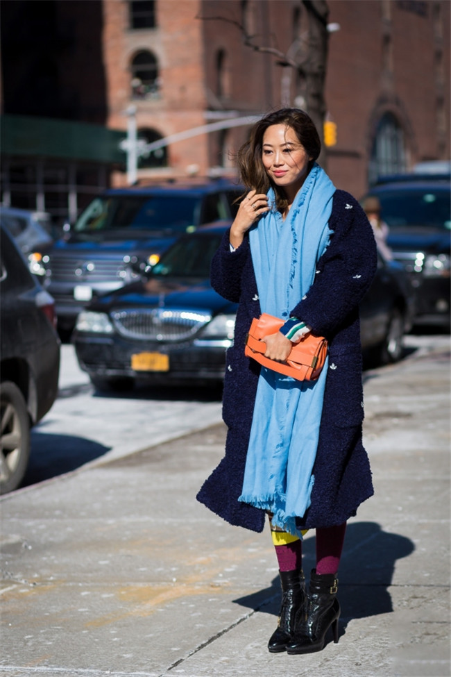 深蓝色大衣配什么颜色围巾 实用又好看简直有型到爆炸