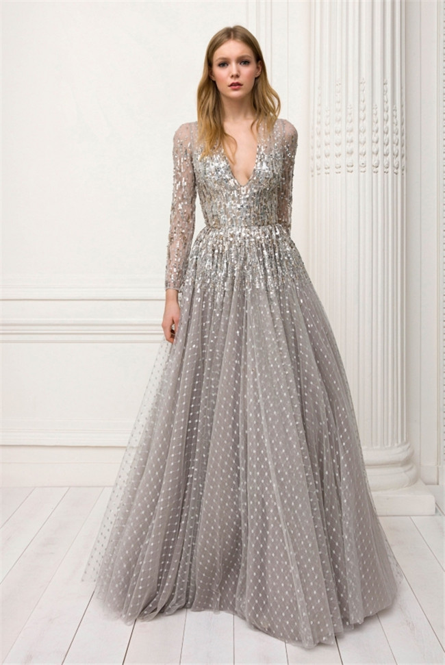 派对穿什么服装 一袭礼服教你hold住全场焦点