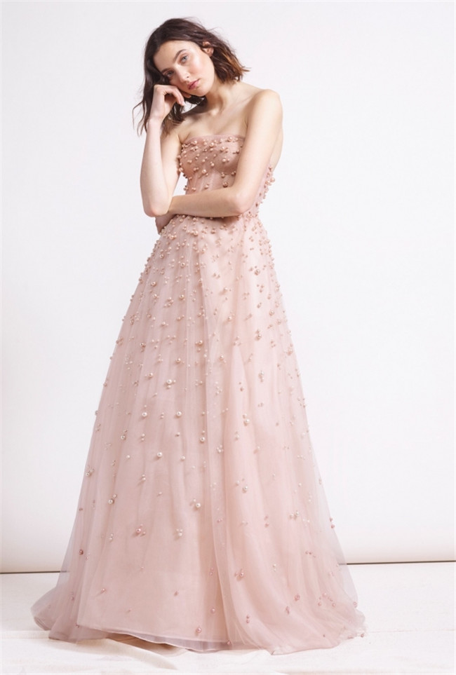 派对穿什么服装 一袭礼服教你hold住全场焦点