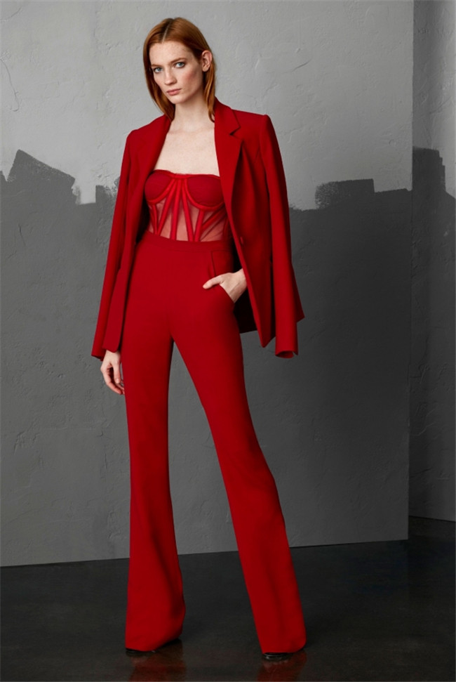 派对穿什么服装 一袭礼服教你hold住全场焦点