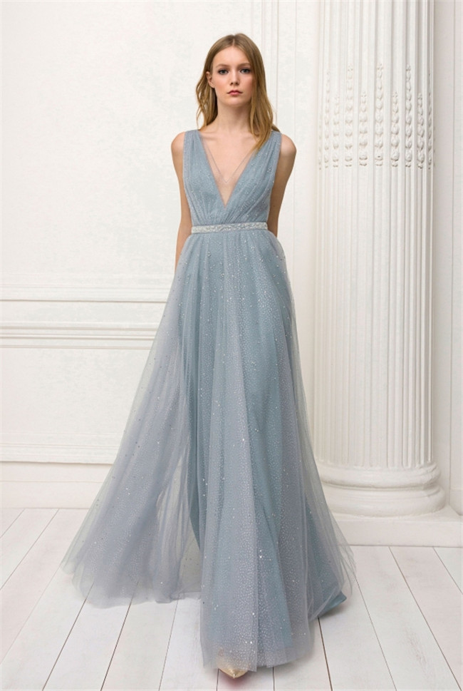 派对穿什么服装 一袭礼服教你hold住全场焦点