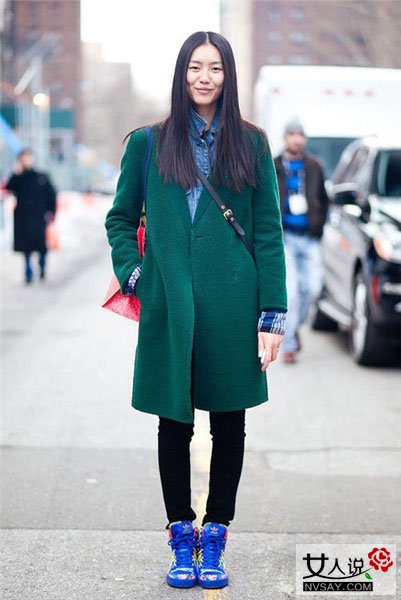 亮色大衣搭配指南 摆脱沉闷成为寒冬街头最靓丽的风景线