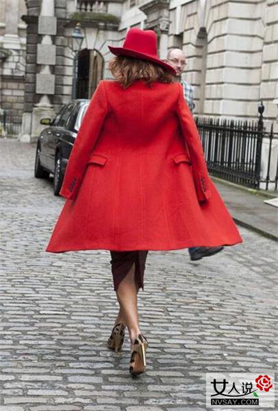 亮色大衣搭配指南 摆脱沉闷成为寒冬街头最靓丽的风景线