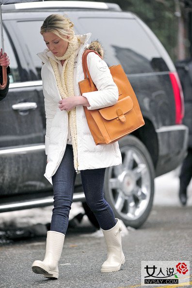 明星冬季时尚街拍 巧用雨靴演绎帅气有型的摩登感