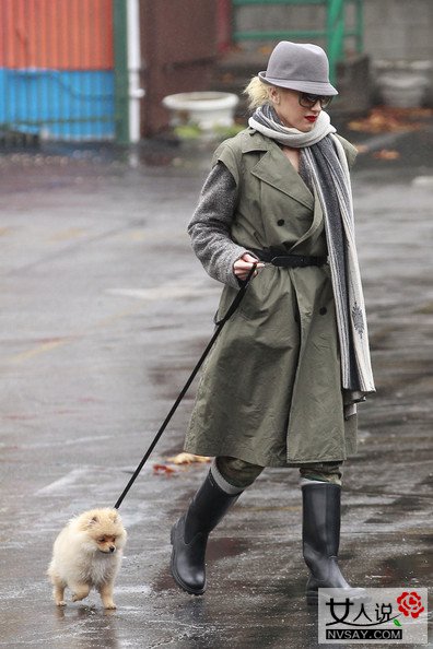 明星冬季时尚街拍 巧用雨靴演绎帅气有型的摩登感